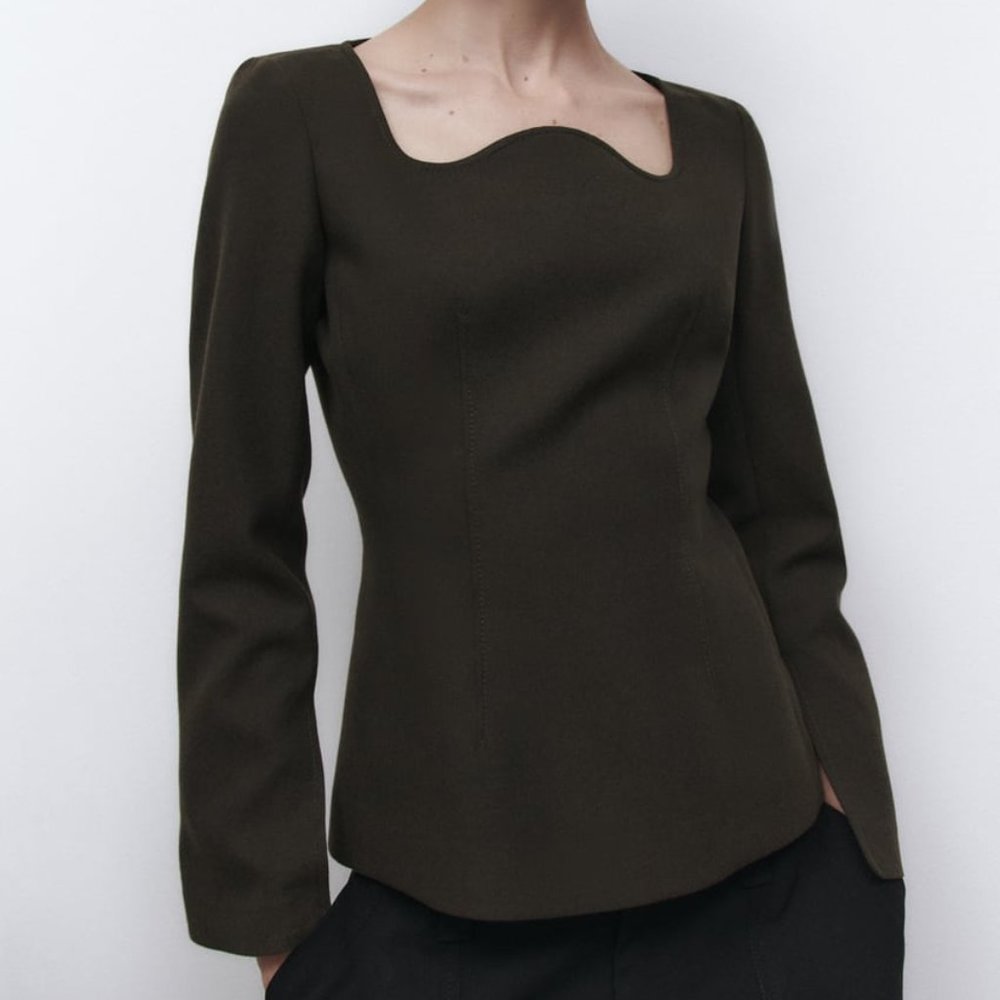 NWT TOPSTITCHED KHAKI SLIT TOP. - Picture 2 of 10